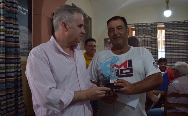 El Alcalde entregó el trofeo a Ángel Luis Sánchez. /AC