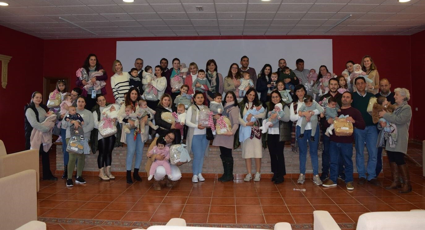 Foto de familia de los 39 bebés nacidos en 2022 en Campanario con sus familias /A.C.