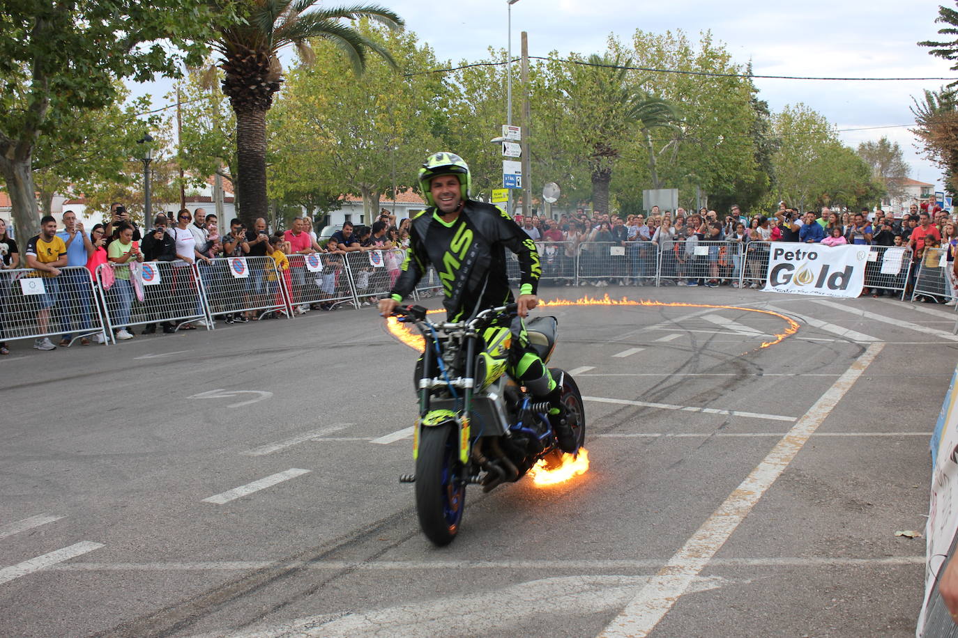 El piloto portugués durante uno de sus juegos con fuego, ayer, en el Paseo de Extremadura. /L.C.G.
