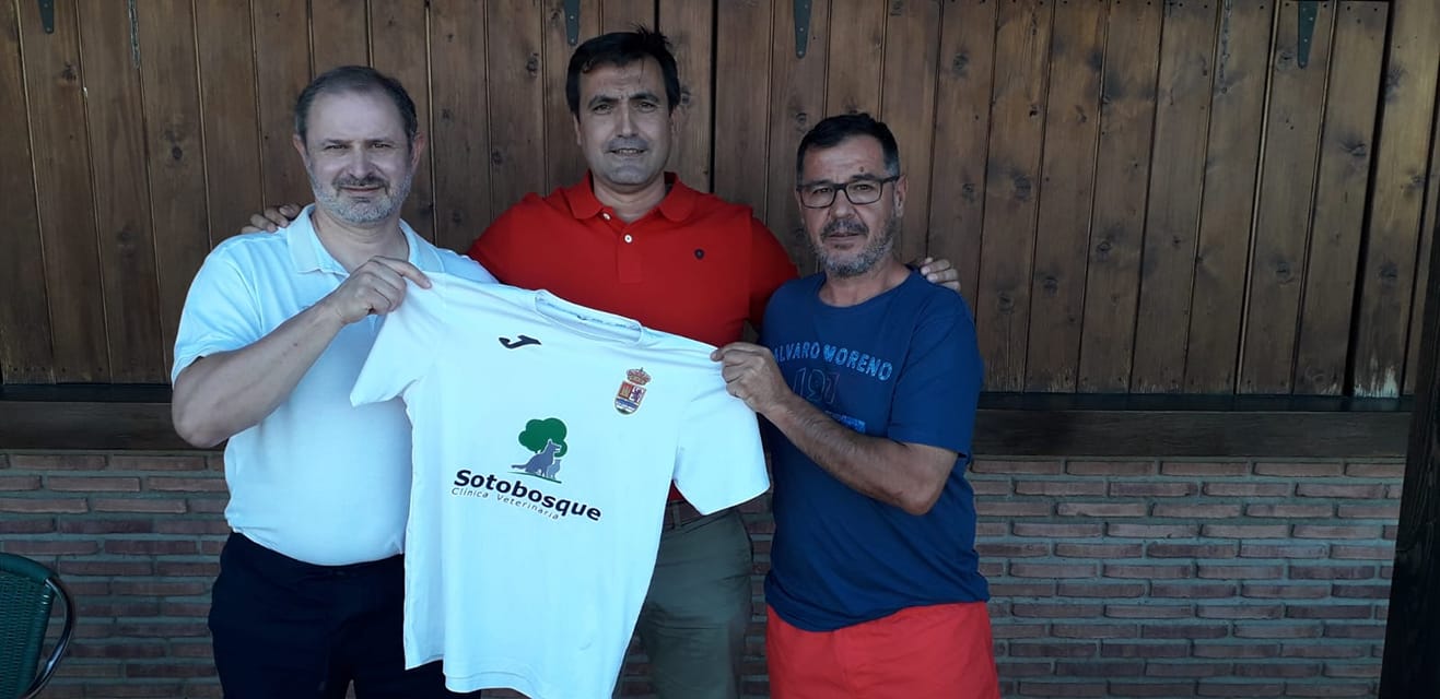 El nuevo entrenador José Manuel Hurtado 'Peri' junto a Diego Lanchares y Miguel González. /CEDIDA