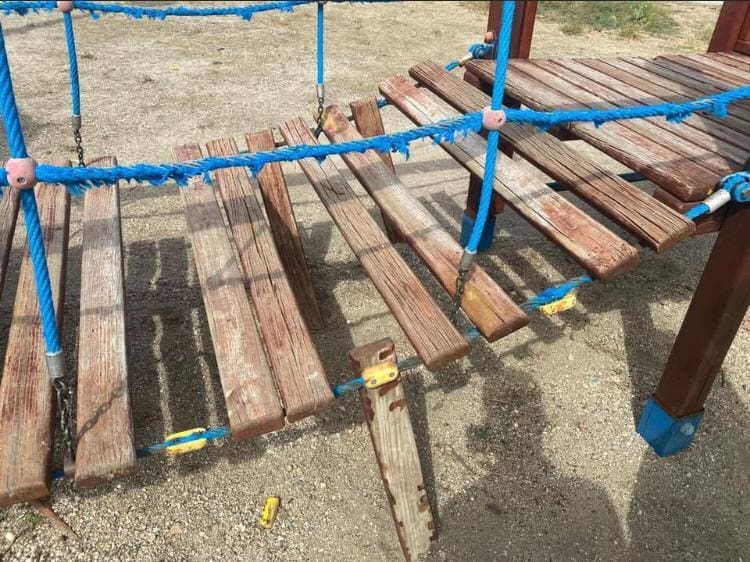 Estado de uno de los puentes de madera del parque infantil. /cedida