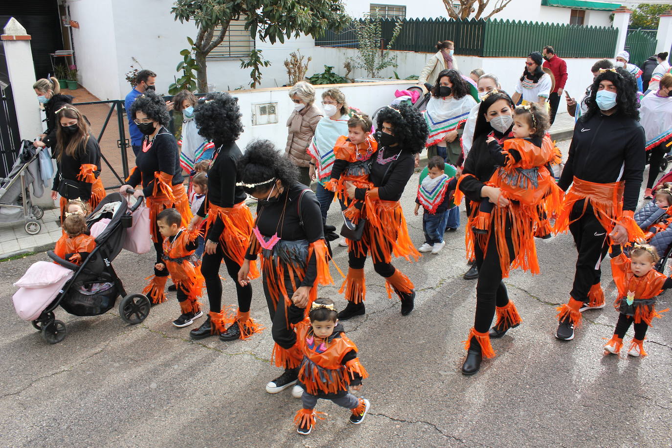 El centro Zarapico vuelve a disfrutar de su particular desfile de Carnaval