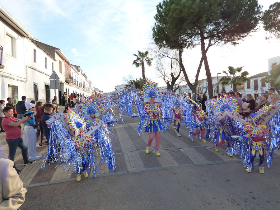 El pasacalle de Carnaval llenó de color un año más las calles de Castuera