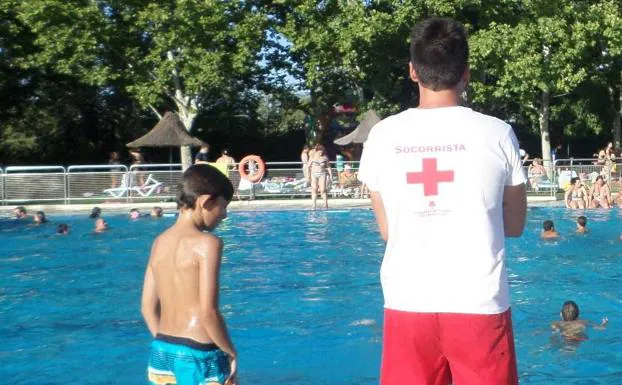 Socorrista en la piscina municipal de Castuera /f. v.