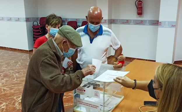 Mesa votaciones en Castuera./f. v.