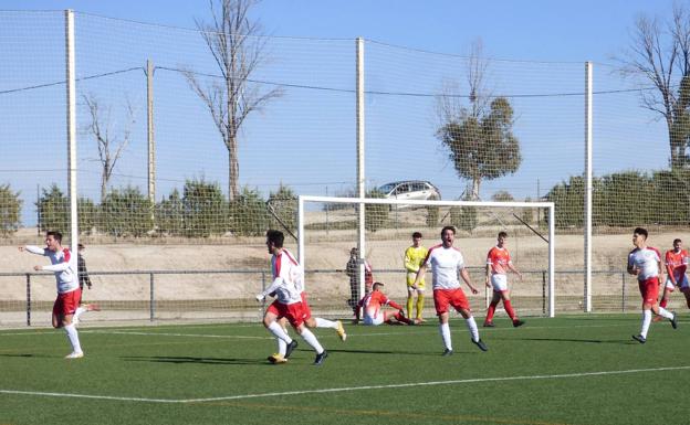 Jugadores de CD Castuera-Subastacar celebrando el gol que empataba el partido ante el CD Campanario./ F. V.
