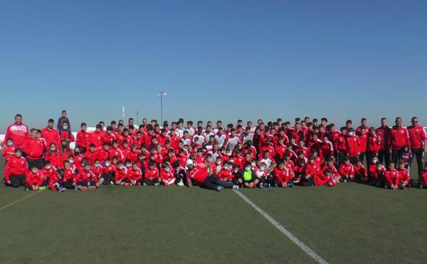 Foto de familia de los equipos del CD Castuera-Subastacar 2021-2022./ f. v.
