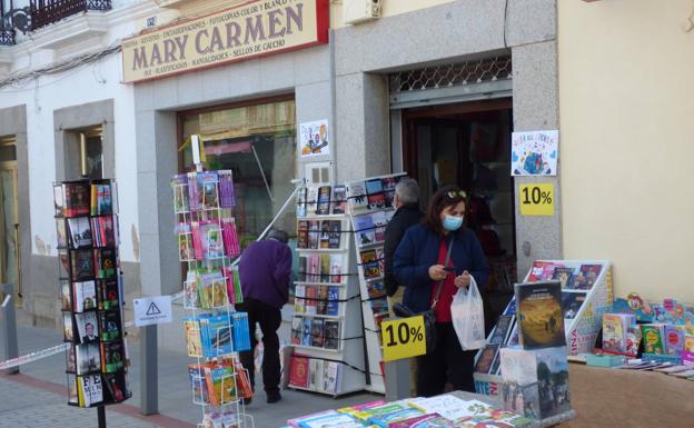 Exposición de libros en la calle Constitución/f. v.
