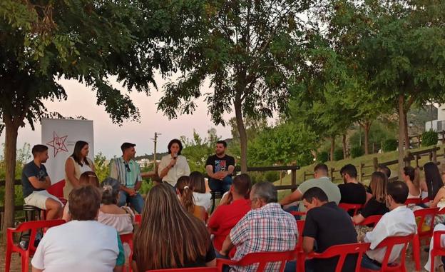 Presentación nueva ejecutiva de Juventudes Socialistas de Castuera en el parque El Peñon.