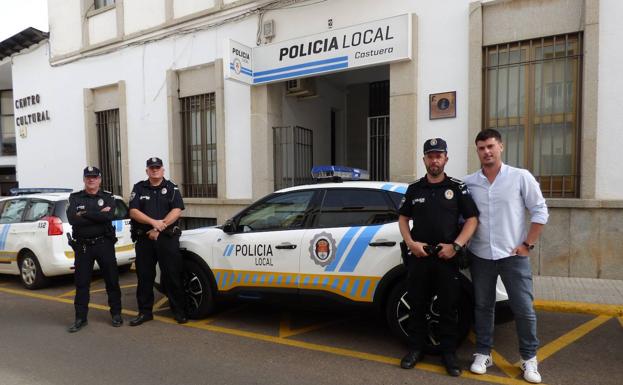El concejal de Policía y el jefe y agentes de la Policía Local con el nuevo vehículo.