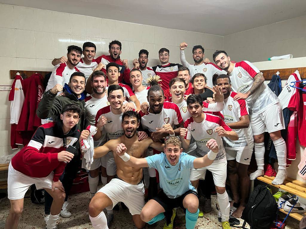 Jugadores del CD Castuera-Subastacar de la Primera División extremeña celebrando la victoria ante el Valdehornillo. /cedida