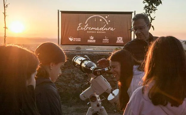 Observación de la puesta de sol desde el patio del Museo del Turrón. /cedida