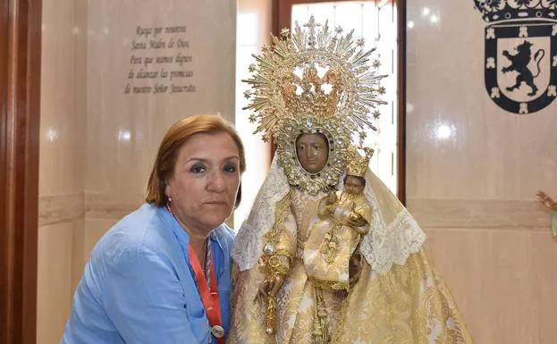 Tere González con la Virgen de Argeme