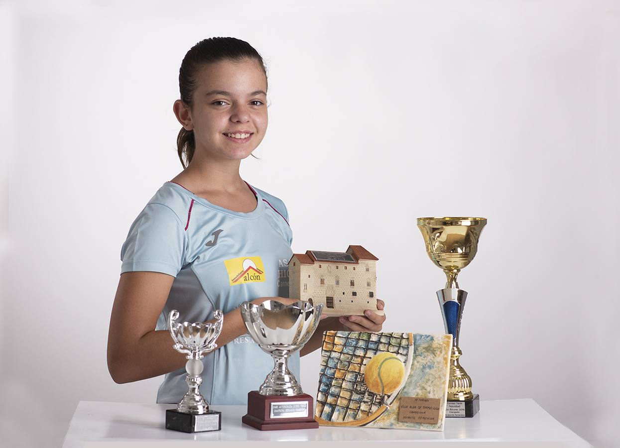 Patricia González muestra algunos de los trofeos conseguidos/KARPINT