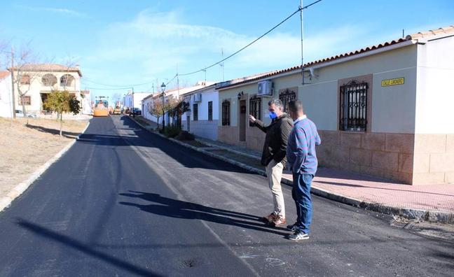 Visitando las obras de pavimentación en Puebla de Argeme/CEDIDA
