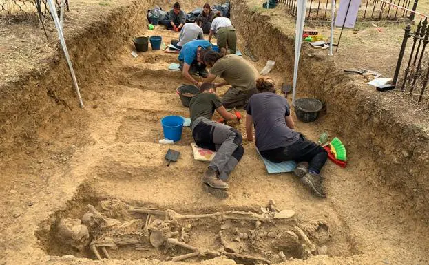 El equipo de arqueólogos durante los trabajos en la fosa/lAURA MUÑOZ ENCINAR