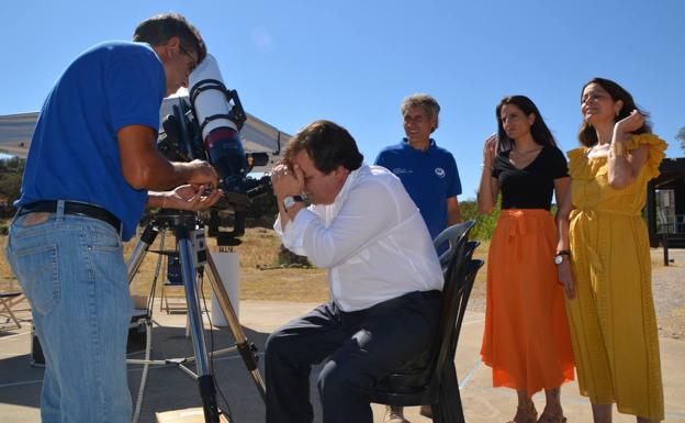 Fernández Vara mirando a través de un telescopio solar junto a José Luis Quiñones, fundador de Entre Encinas y Estrellas, Nuria Flores, consejera de Turismo y Tina Rodríguez, alcaldesa de Fregenal /ALBERTO MÁRQUEZ