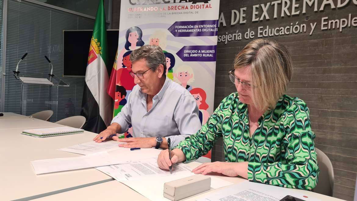 El secretario general de Empleo, Javier Luna, y la directora de AUPEX, Josefa Moreno /junta extremadura