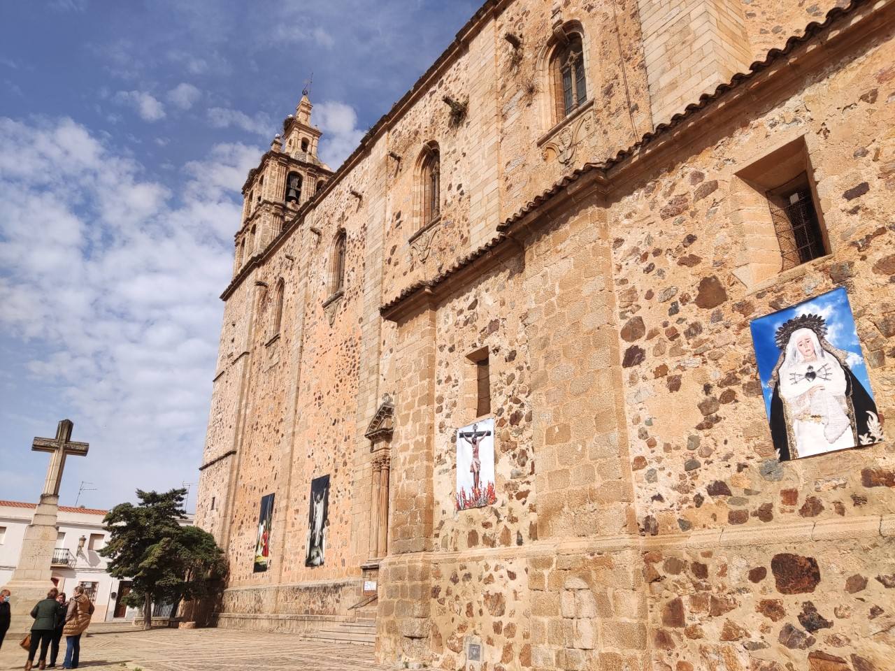Ya lucen colocadas las colgaduras gigantes de vinilo en la iglesia de Santa María de Guareña.
