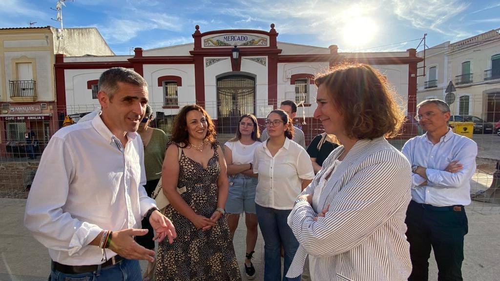 El alcalde Abel González conversa con la consejera Olga García.