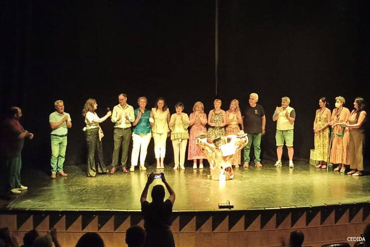 Foto de familia de los premiados en el I Festival de Teatro Nacional Amateur en Guareña