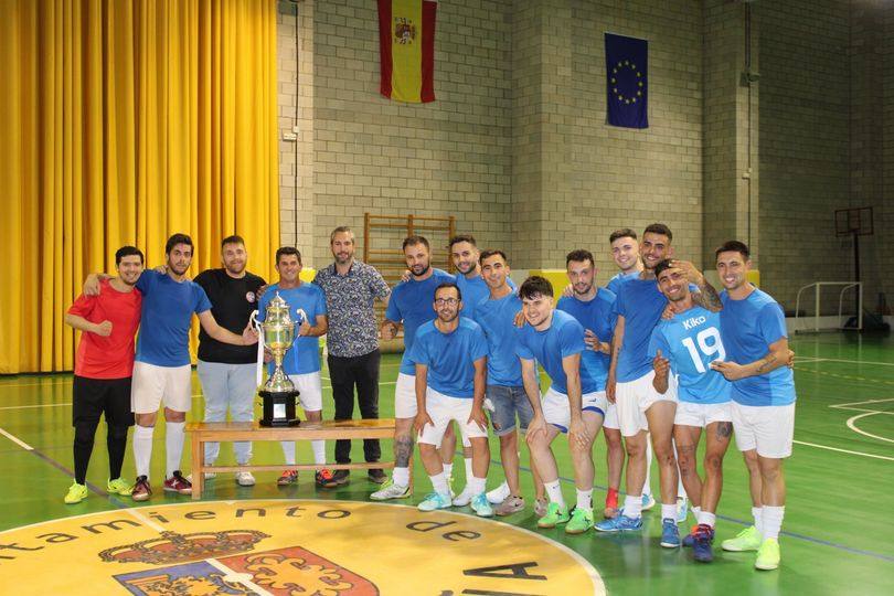 Los ganadores con los organizadores del torneo de fútbol sala de Guareña.