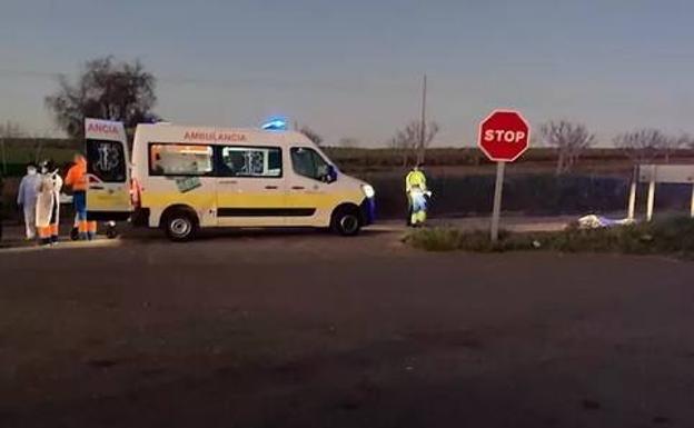 Una ambulancia en el lugar del accidente a la altura del Pantano San Roque de Guareña. /Europa Press