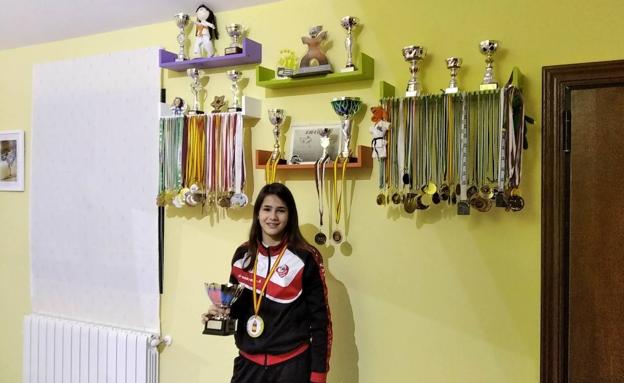 Paula del Toro en su casa, mostrando todos sus trofeos deportivos/J.Castaño