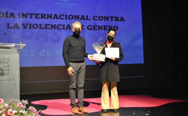 Hilda Marina Salcedo con la poesía «Hilo» ganadora del III Concurso de poesía contra la violencia de Género