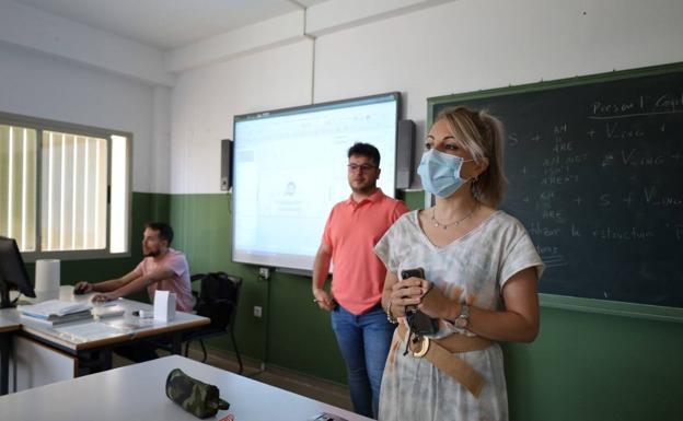 El Ayuntamiento de Herrera del Duque celebra el Día Mundial sin tabaco participando en un taller en el IES «Benazaire»