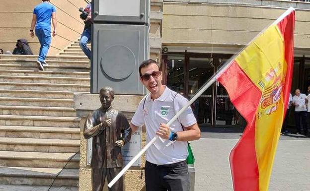 Carlos, con la bandera española, en el Nelson Mandela Square./