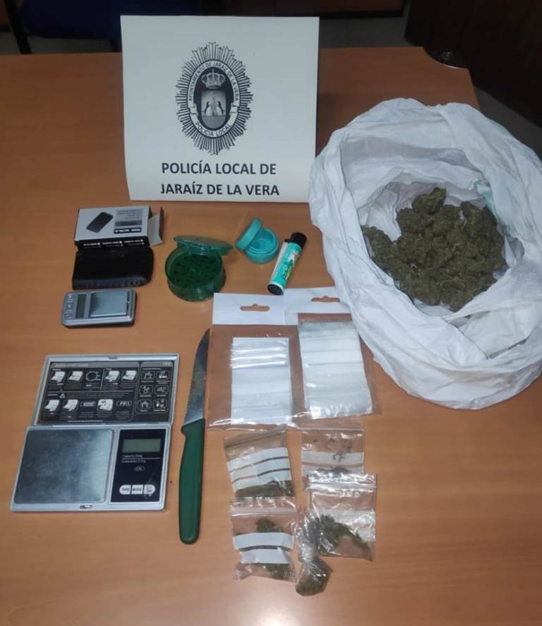 Alijo incautado y otros objetos por la Policía Local de Jaraíz de la Vera. 