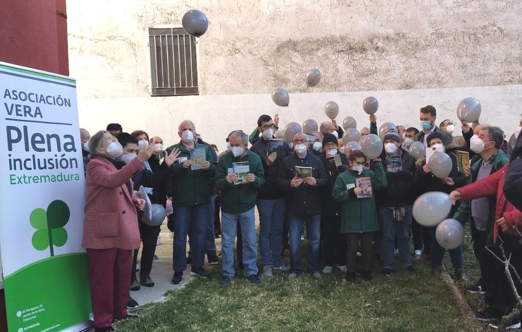 Los usuarios de Vera Plena Inclusión lanzan los globos tras lectura de manifiesto. /M.D.CRUZ