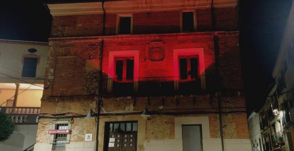 Museo del Pimentón iluminado de rojo. /M.D.CRUZ