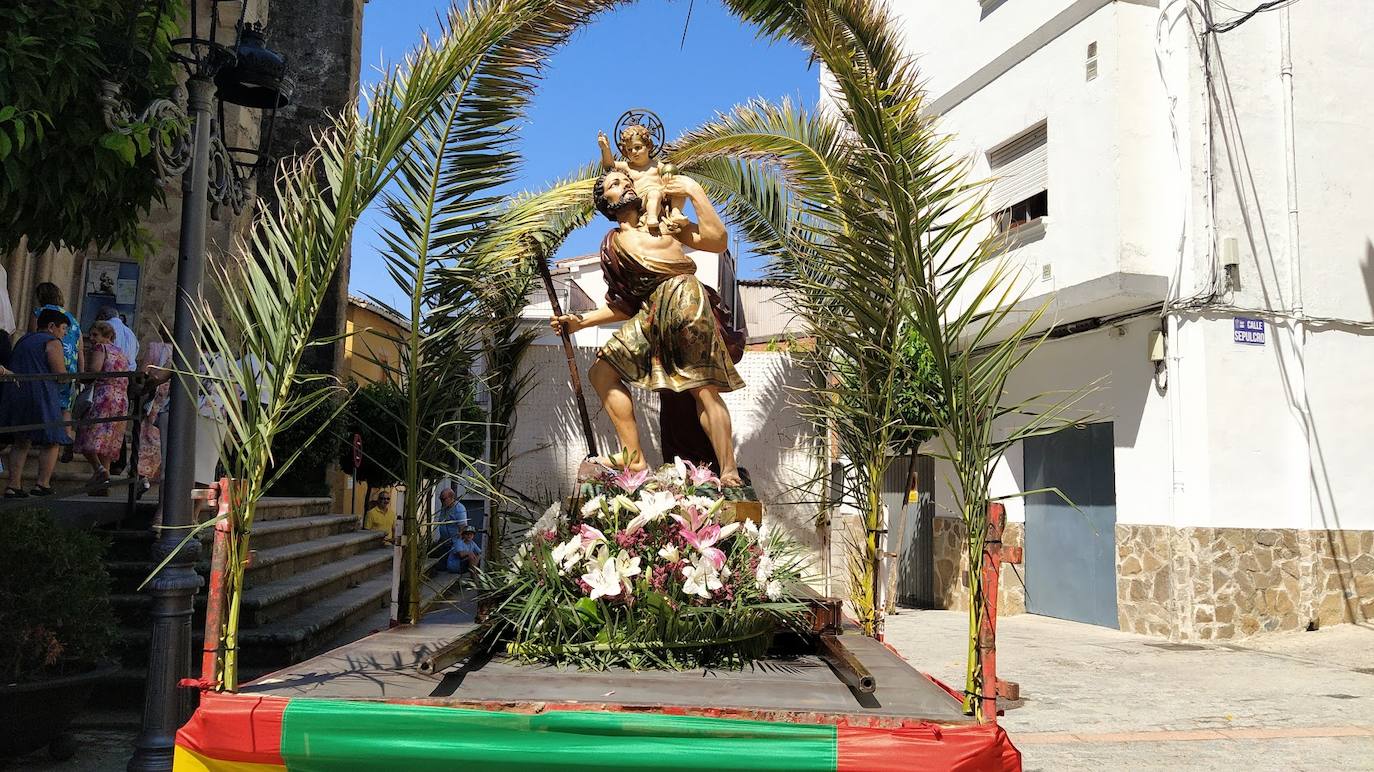 La imagen de San Cristóbal llegando a la iglesia de San Miguel. /