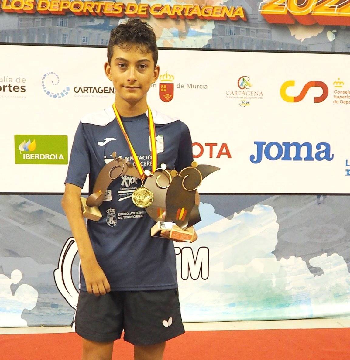 Marlon con las medallas y trofeos de tricampeón. /RFETM