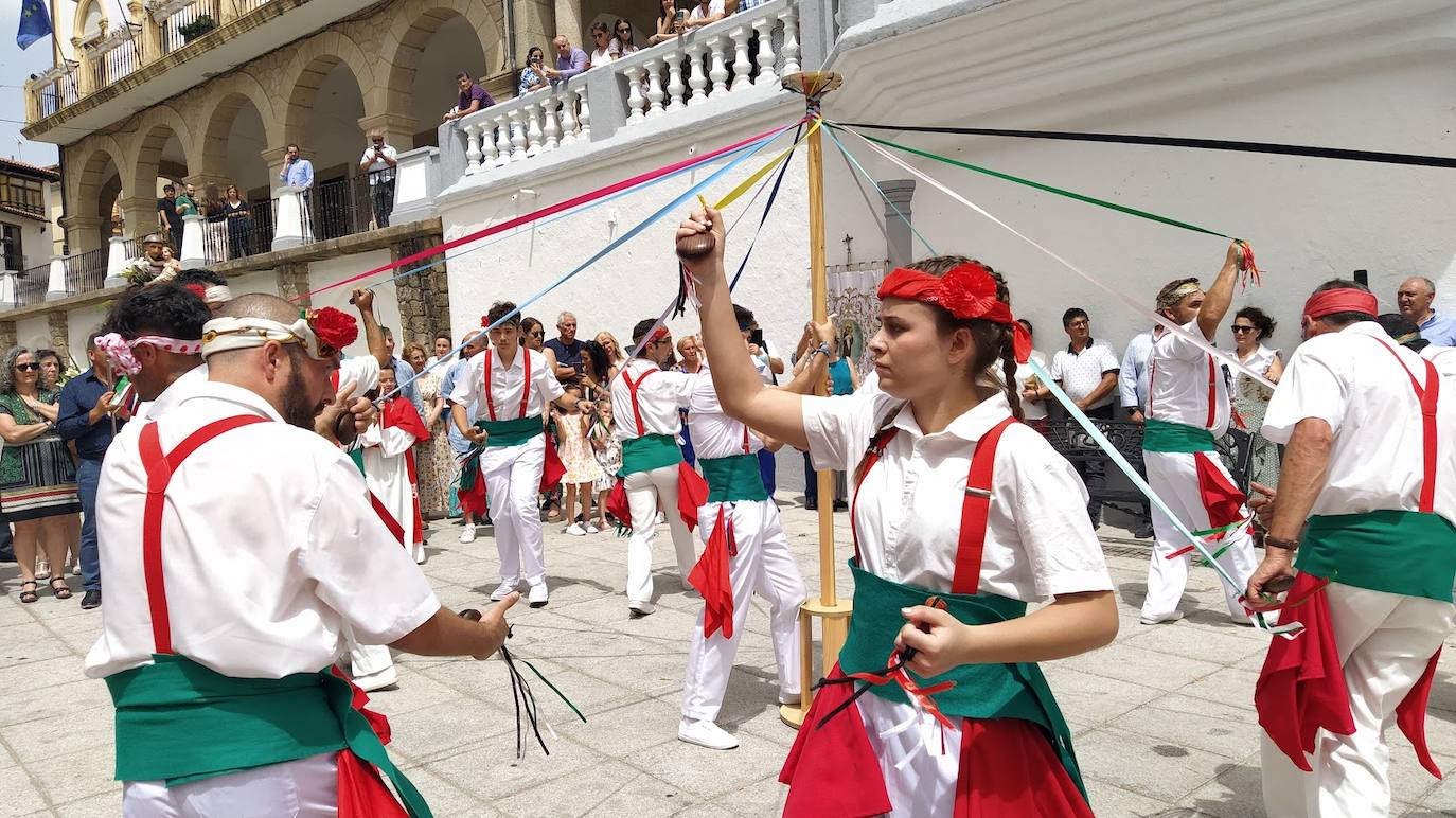 Los bailadores de San Antronio realizando el típico cordón en la Plaza Mayor. /M.D.CRUZ