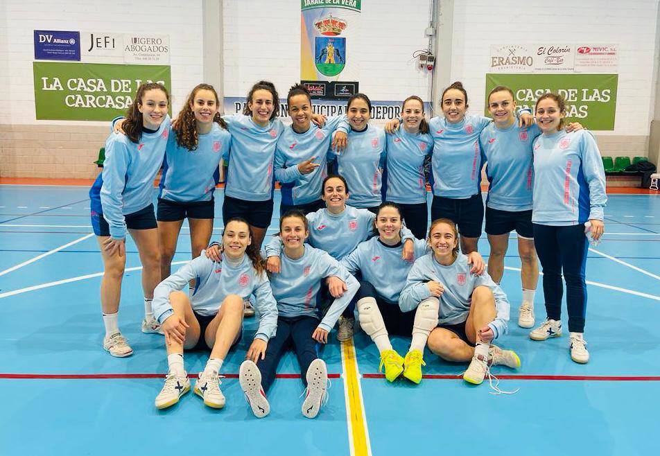 La selección española femenina, en el pabellón de deportes de Jaraíz de la Vera. /RFEF