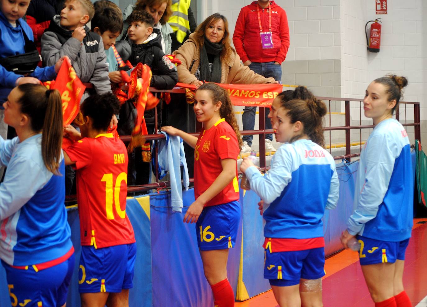 Las jugadoras de la selección española firmando autográfos y correspondiendo al publico. /M. D. CRUZ