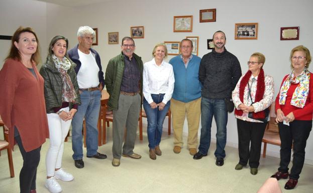 Miembros de la nueva directiva junto a autoridades y la directora del Hogar. /CEDIDA