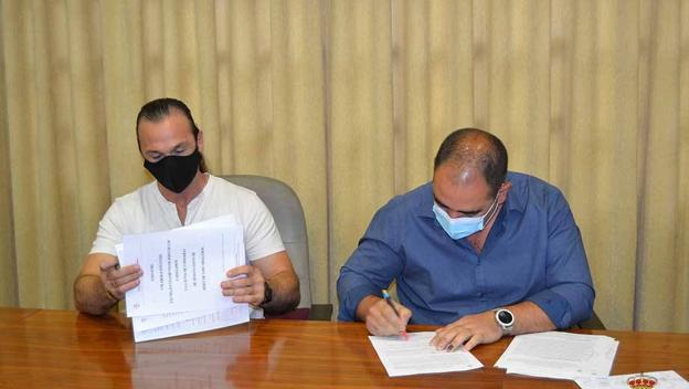 Juan Carlos Santana y Francisco Gallardo en la firma del convenio./AYUNTAMIENTO DE JEREZ DE LOS CABALLEROS
