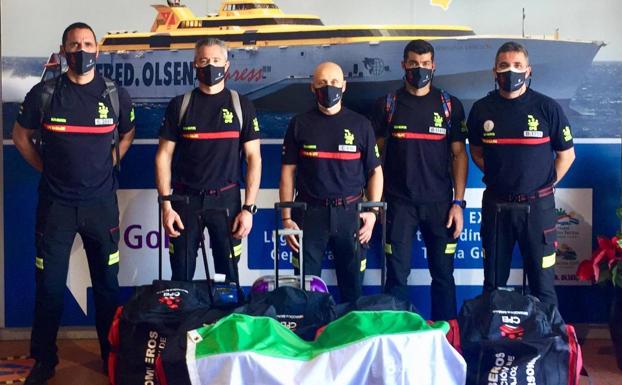 Los bomberos Francisco García, Rafael García y Juan Antonio Vaquerizo regresan de La Palma tras las labores de emergencia y retirada de cenizas