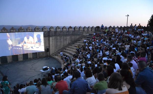 El programa 'Cine de verano' vuelve a la Plaza de la Alcazaba en el mes de agosto con películas para el disfrute de todos los públicos