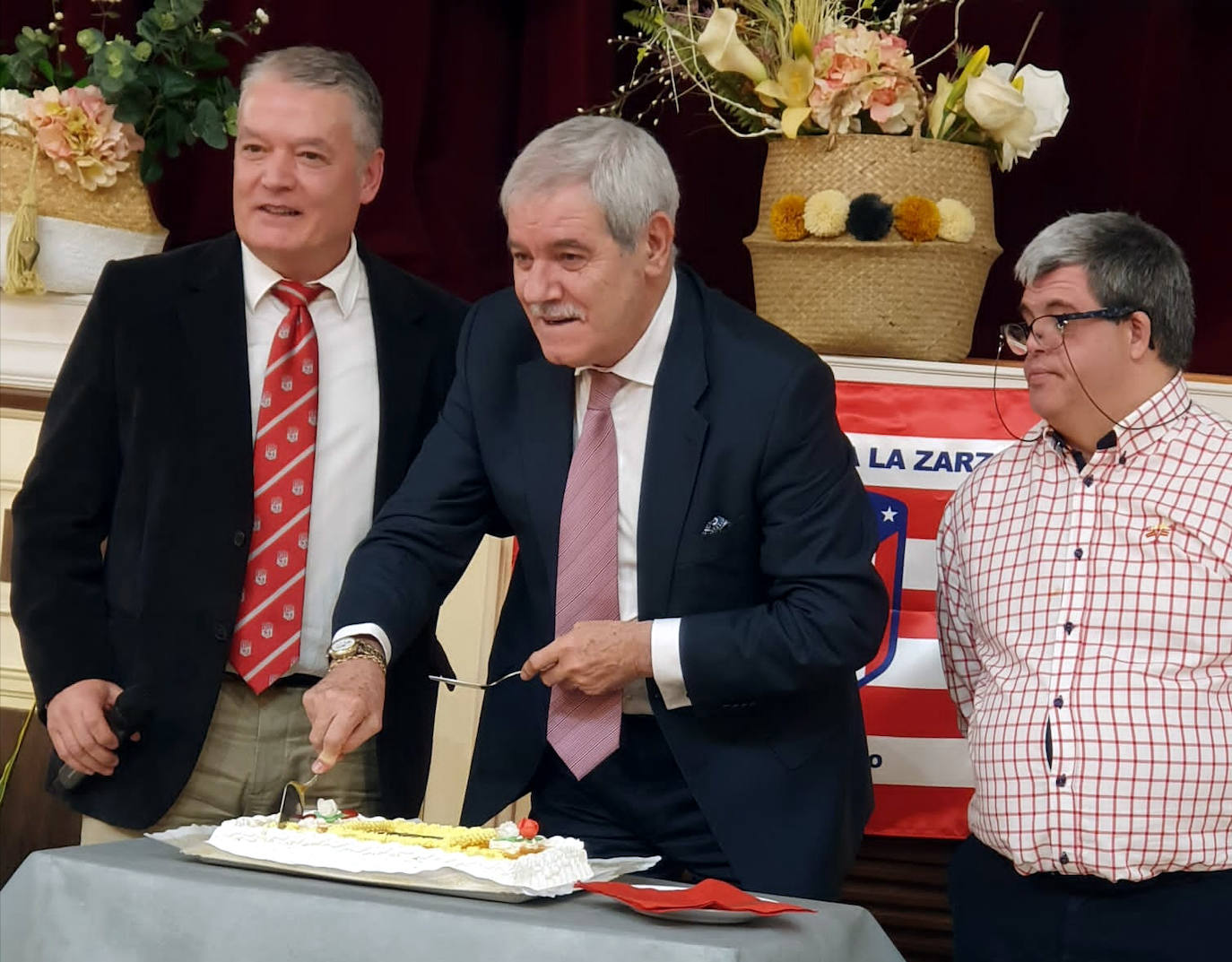 Eugenio Leal (centro), cortando la tarta 