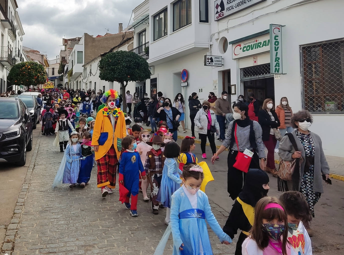 El desfile, a su paso por la calle Juan Andrés Valor/P.E.