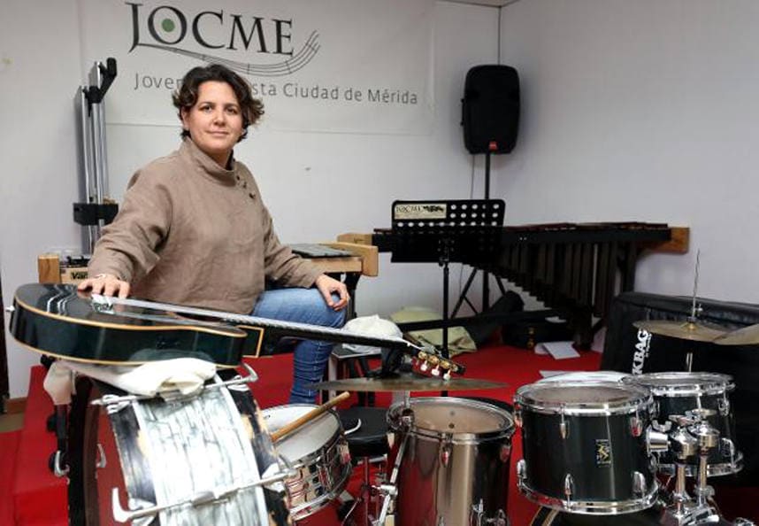 Pilar Vizcaíno, rodeada de instrumentos