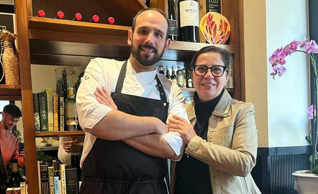 El chef Fran Agudo e Isabel Luisa Galán en el restaurante barcelonés Mont Bar/CEDIDA