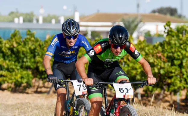 Manuel Cordero junto a Víctor Fernández durante la prueba/Federación Andaluza de Ciclismo