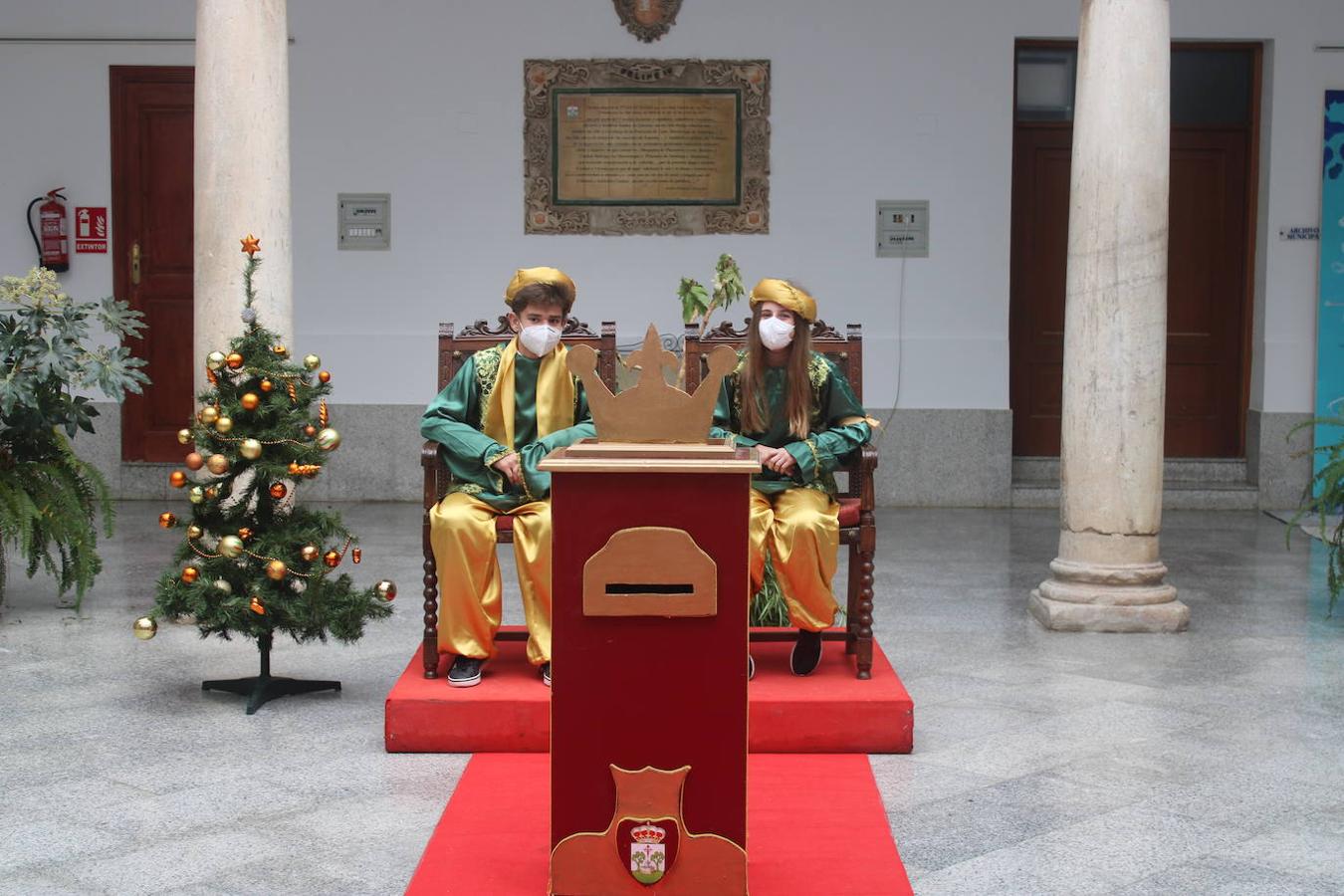 Los pajes reales recogen las cartas a los Reyes Magos en el Patio Noble del ayuntamiento de Llerena.
