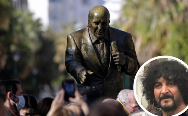 Vista de la estatua de Ramón Chaparro sobre el público que asistió a su presentación./MIGUEL FERNÁNDEZ